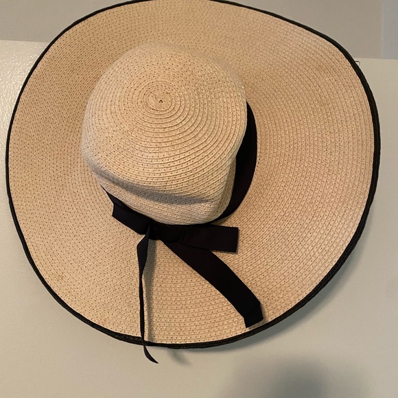Tan and black sun hat - Picture 2 of 3